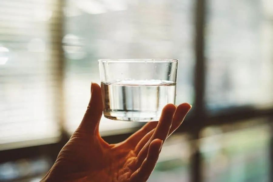 Ο κανόνας των 8 ποτηριών νερού καταρρίπτεται - Τι πρέπει να πίνουμε τελικά