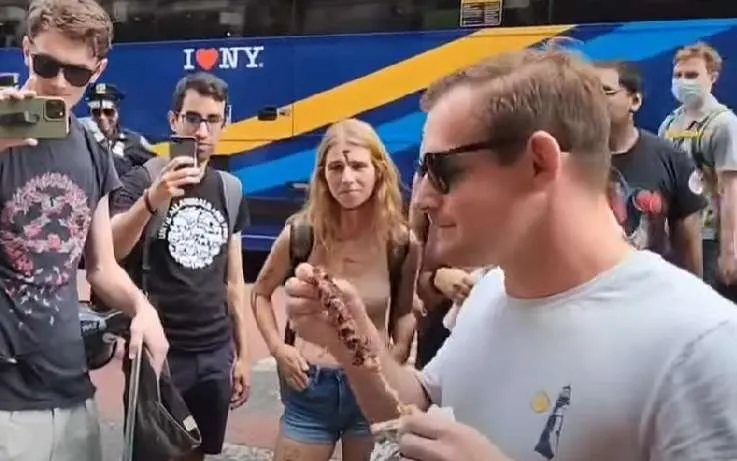 Άνδρας πέρασε μπροστά από vegan διαδήλωση τρώγοντας κεμπάπ