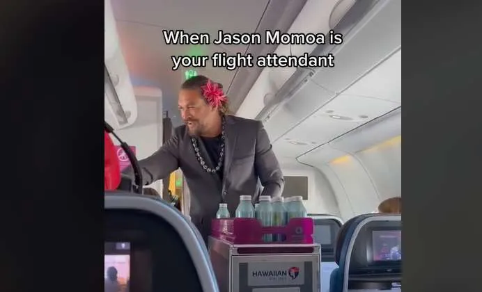 Ο Jason Momoa μετατράπησε σε αεροσυνοδό για μία και μοναδική πτήση και έγινε viral στο TikTok [ΒΙΝΤΕΟ]