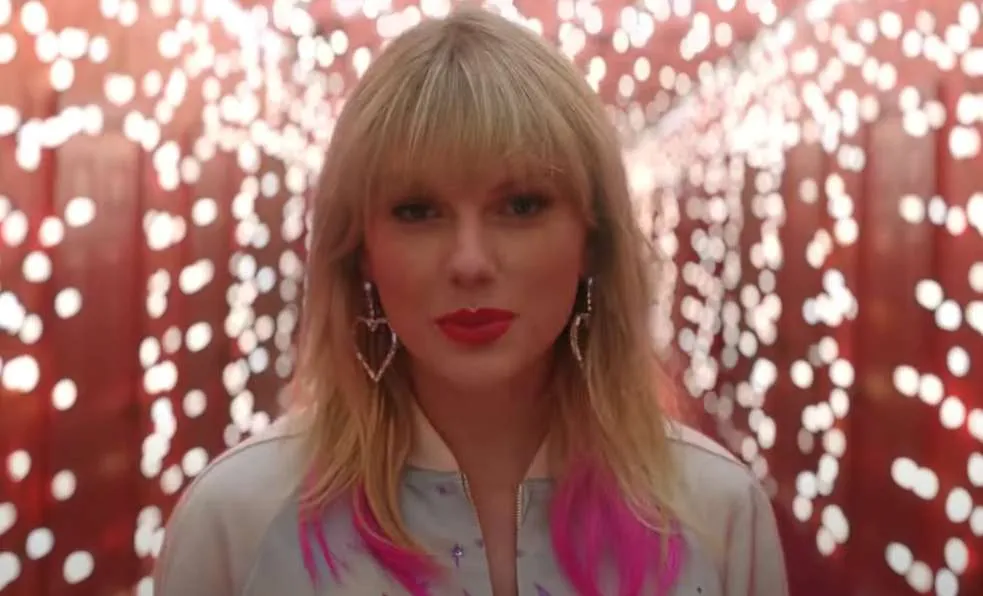 Taylor Swift: Ποιήτρια κατηγορεί την τραγουδίστρια για αντιγραφή του σχεδιασμού του βιβλίου του «Lover»