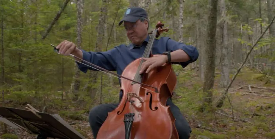 Ο κορυφαίος μουσικός Yo-Yo Ma παίζει τσέλο στο δάσος και τα πουλιά τραγουδούν