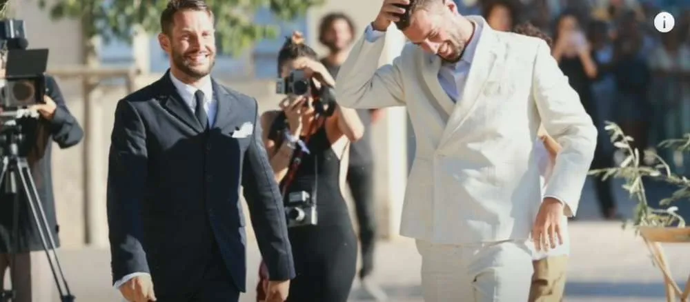 Simon Porte Jacquemus: Ο λαμπερός γάμος του σχεδιαστή με τον σύντροφό του στη Γαλλία - Όλοι ντυμένοι στα λευκά