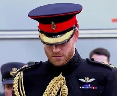Πρίγκιπας Χάρι: Με την στρατιωτική στολή στην κηδεία της βασίλισσας Ελισάβετ