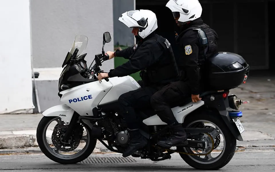 Μενίδι: Αυτοκίνητο εμβόλισε μοτοσικλέτα με αστυνομικούς της ομάδας ΔΙΑΣ