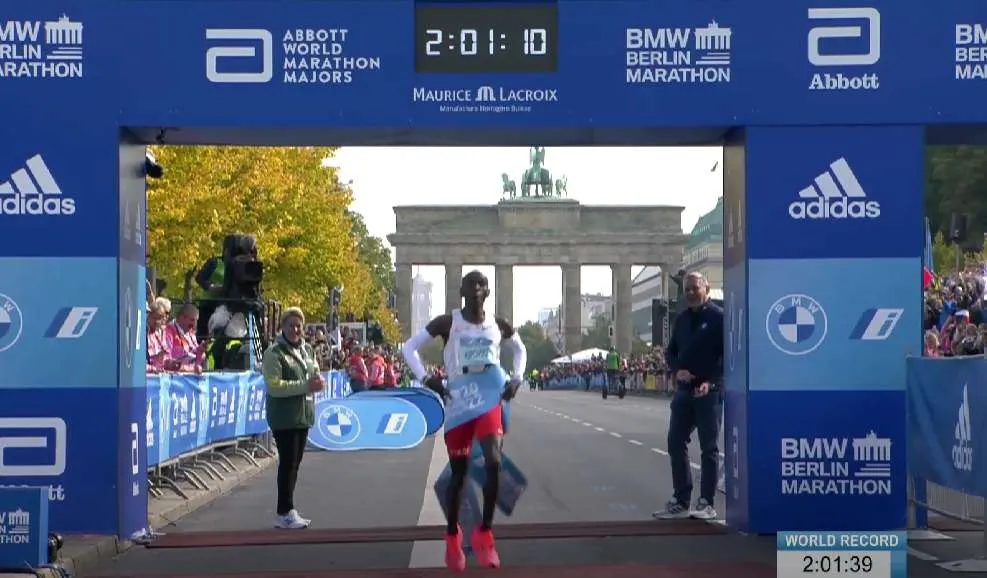 Ελιούντ Κιπτσόγκε: «Διέλυσε» το παγκόσμιο ρεκόρ - Τερμάτισε με χρόνο 2:01:09