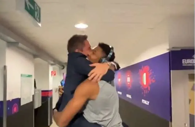 Επική στιγμή στο Eurobasket 2022 - Ο προπονητής της Ιταλίας πηδάει στην αγκαλιά του Γιάννη Αντετοκούνμπο
