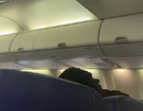 Επιβάτης έστειλε γυμνή φωτογραφία στους υπόλοιπους στο αεροπλάνο (BINTEO)