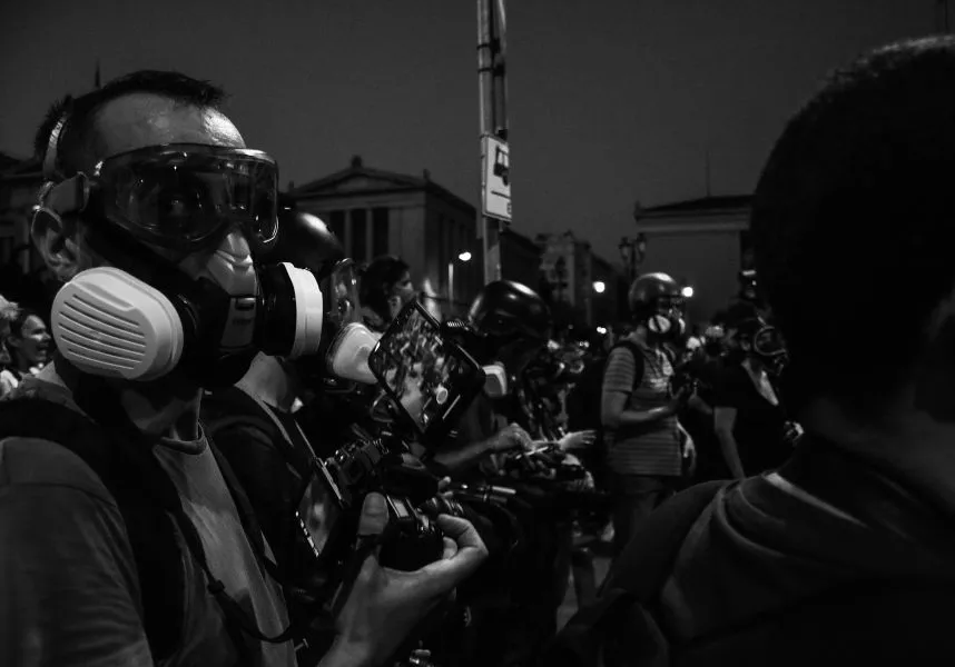Οι «αόρατοι» των ειδήσεων: Ένα κείμενο για τους Έλληνες Φωτορεπόρτερ