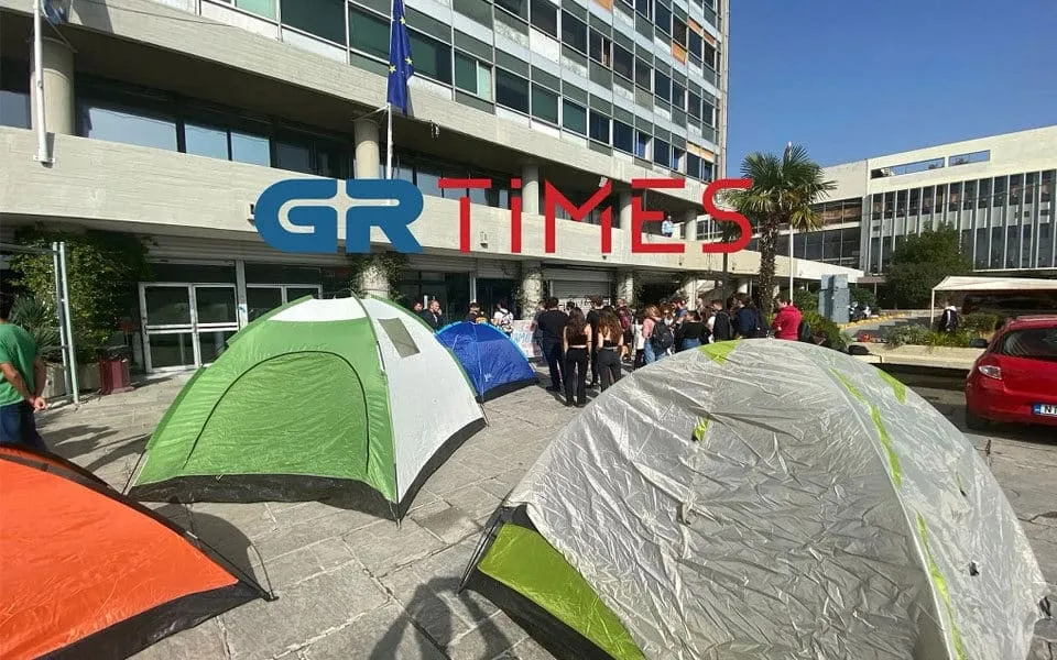 Θεσσαλονίκη: Διαμαρτυρία φοιτητών στο ΑΠΘ – Έστησαν σκηνές