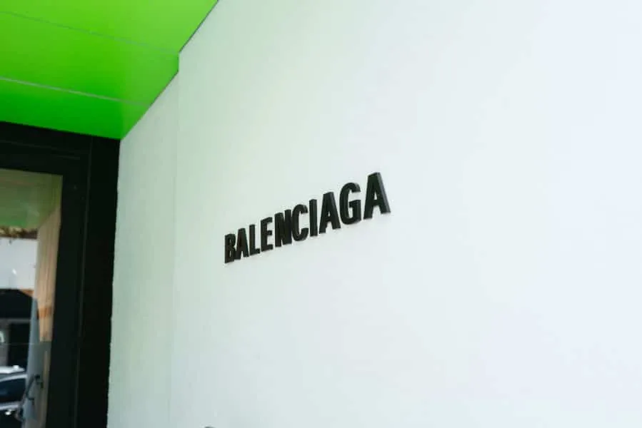 Balenciaga: Το σκάνδαλο και η «αποκαθήλωση» του πασίγνωστου οίκου μόδας
