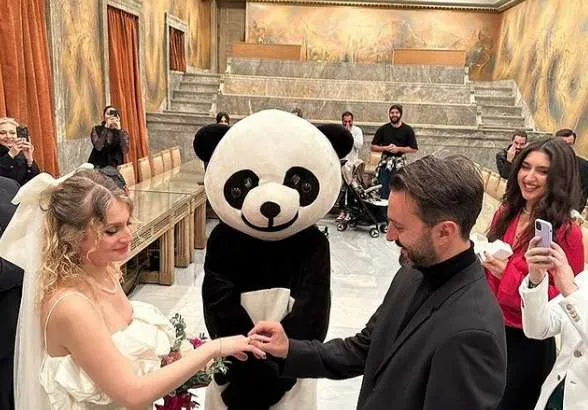 Παντρεύτηκαν στο δημαρχείο Αθηνών με κουμπάρο ένα πάντα και έγιναν viral