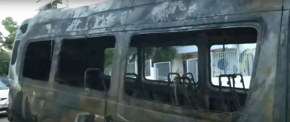 Αργυρούπολη: Άγνωστοι έβαλαν φωτιά σε σχολικό λεωφορείο (vid)