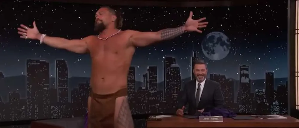 Jason Momoa: Εμφανίστηκε γυμνός στην εκπομπή του Jimmy Kimmel - «Δεν μου αρέσει πια να φοράω ρούχα»