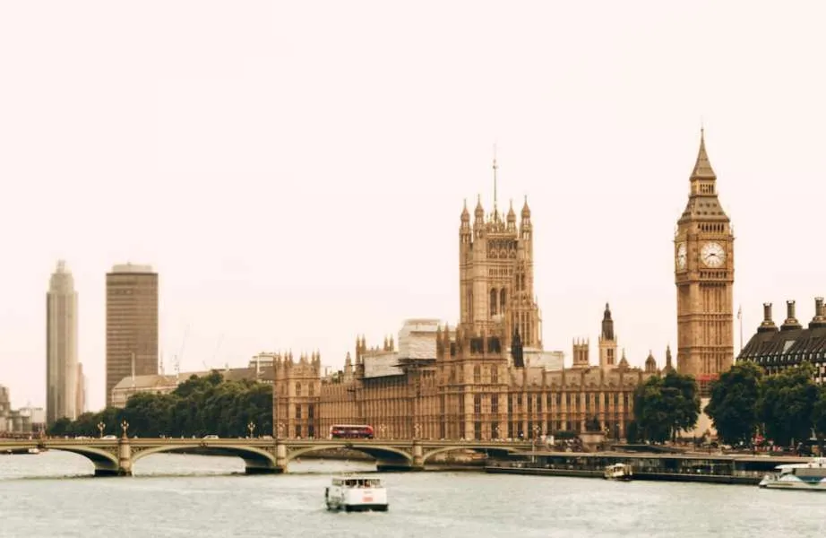 Λονδίνο: Ήχησε ξανά η καμπάνα του Big Ben (vid)