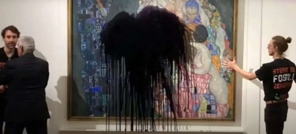 Βιέννη: Ακτιβιστές πέταξαν μαύρο υγρό σε πίνακα του Gustav Klimt