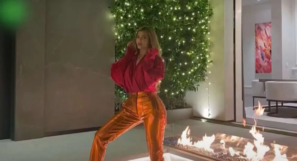 Kylie Jenner: Το χριστουγεννιάτικο δέντρο αξίας 16 εκατ. δολαρίων και τα σχόλια των φανς της