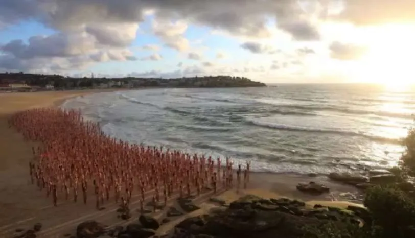 Χιλιάδες άνθρωποι φωτογραφήθηκαν γυμνοί σε παραλία του Σίδνεϊ για την ευαισθητοποίηση για τον καρκίνο του δέρματος