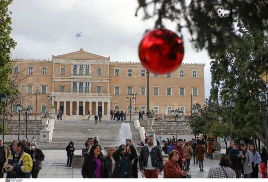 Χριστούγεννα 2022: Οι ελληνικές πόλεις αρχίζουν να «φοράνε» τα γιορτινά τους (ΕΙΚΟΝΕΣ)