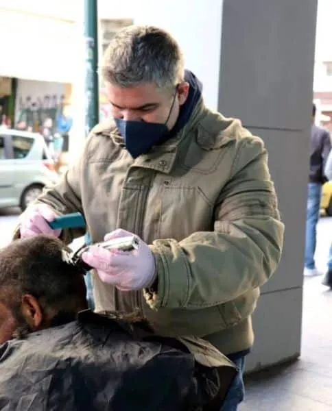Δήμος Αθηναίων: Εθελοντές του Κοινωνικού Κομμωτηρίου φρόντισαν άστεγους στους δρόμους της Αθήνας