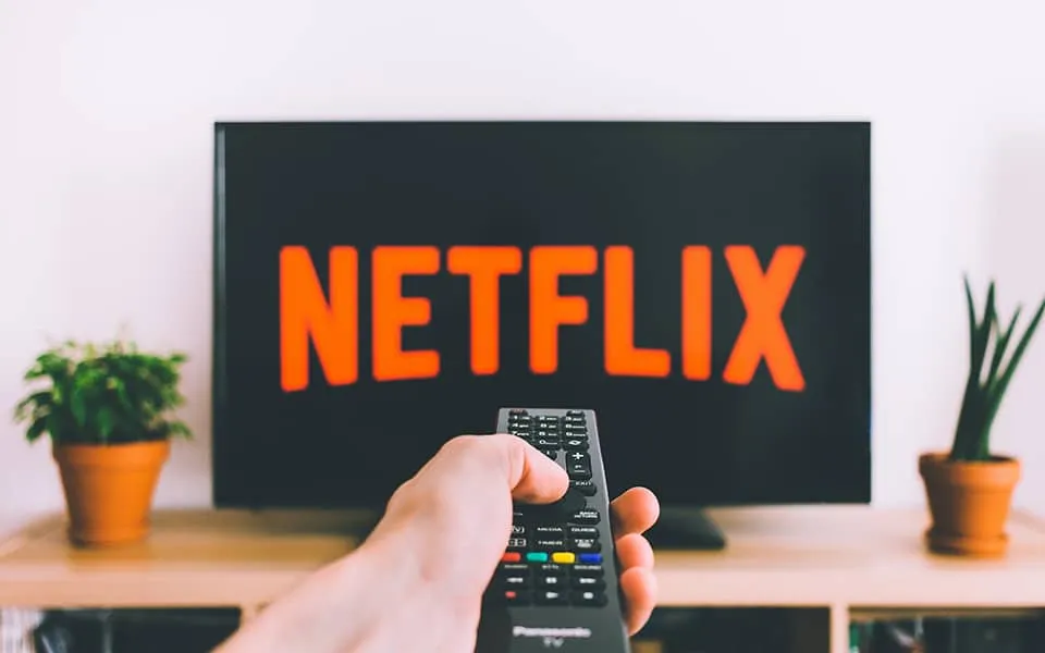 Το Netflix ξεκίνησε να στέλνει πρόστιμα: Πόσο θα πληρώσετε αν μοιράζεστε κωδικούς