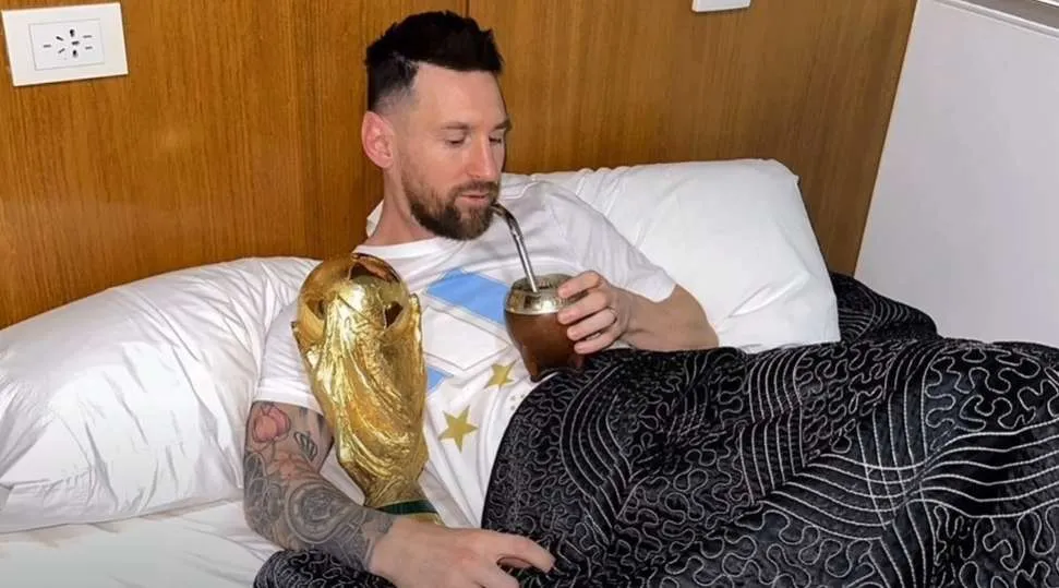 Μουντιάλ 2022: Ο Μέσι κοιμάται αγκαλιά με το τρόπαιο - Η ανάρτηση που «έριξε» το Instagram