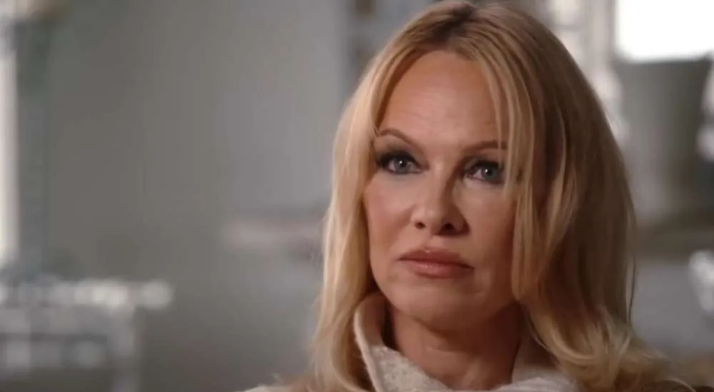 Η Pamela Anderson κατηγορεί γνωστό ηθοποιό πως της έδειξε το πέος του κατά τη διάρκεια γυρισμάτων