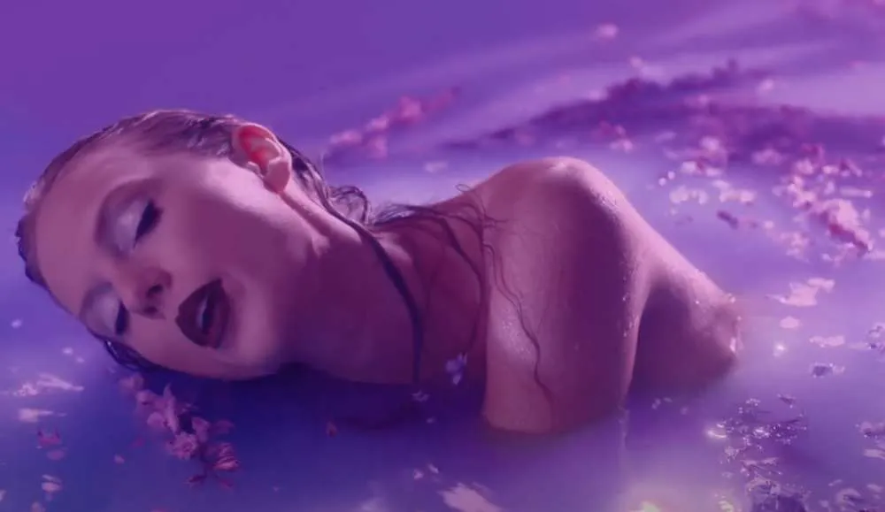 Taylor Swift: Σε μωβ αποχρώσεις το νέο κλιπ για το «Lavender Haze»
