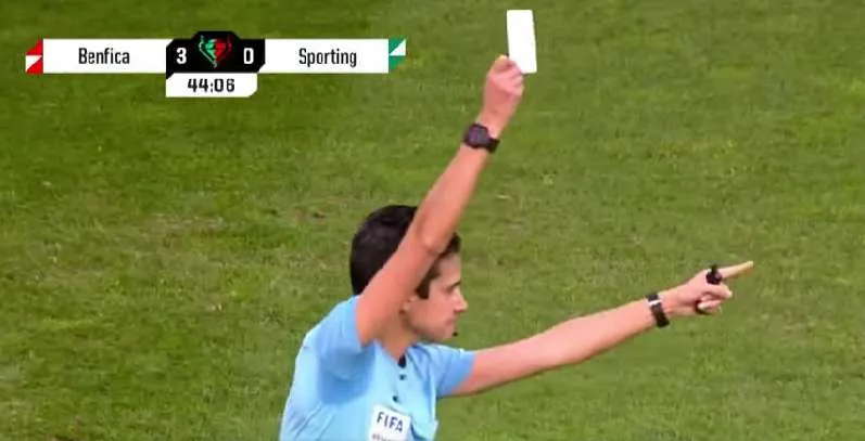 Διαιτητής στην Πορτογαλία έδειξε «λευκή» κάρτα - Τι σημαίνει