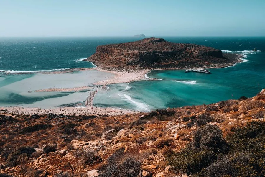 Tripadvisor: Δύο ελληνικές παραλίες μπήκαν στις 25 καλύτερες του κόσμου για το 2023