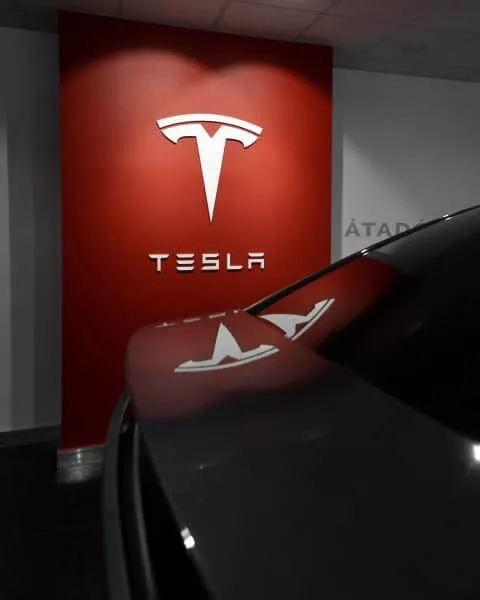 Tesla: Θα απολύσει πάνω από το 10% του προσωπικού της παγκοσμίως