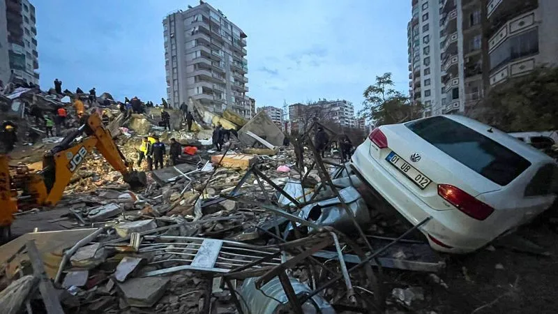 Τουρκία: Ξεπέρασαν τους 2.300 οι νεκροί από τον σεισμό - Μετακινήθηκε νοτιοδυτικά η χώρα
