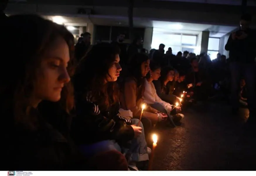 Τραγωδία στα Τέμπη: Το συγκινητικό σκίτσο του Αρκά στη μνήμη των θυμάτων