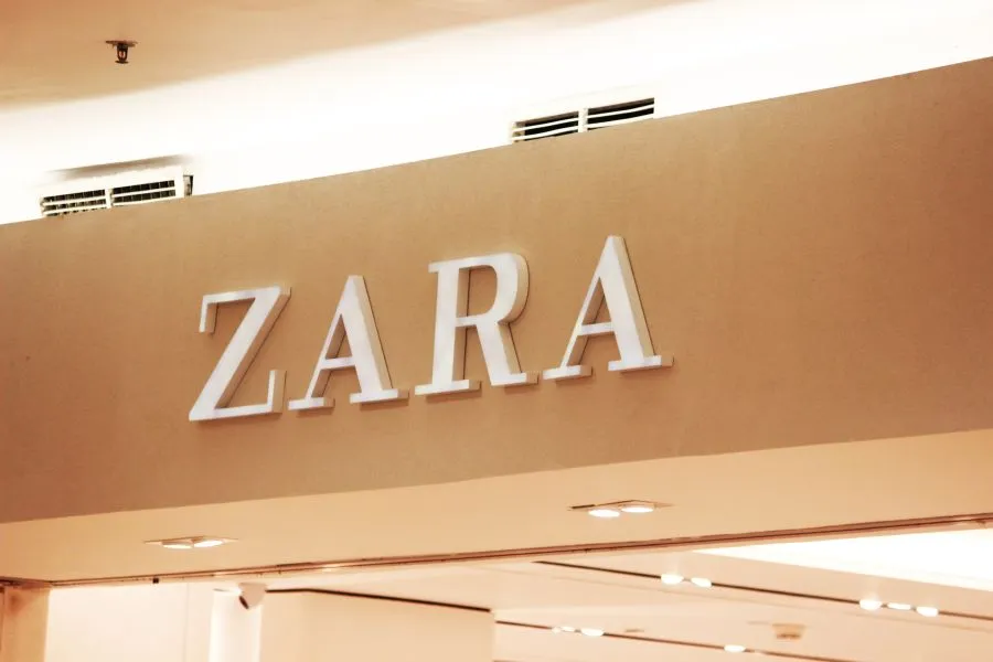 Τα προβλήματα του Mr Zara: Πουλούσε ρόμπες πόρτα-πόρτα, τώρα δεν ξέρει τι να κάνει τα δισεκατομμύριά του