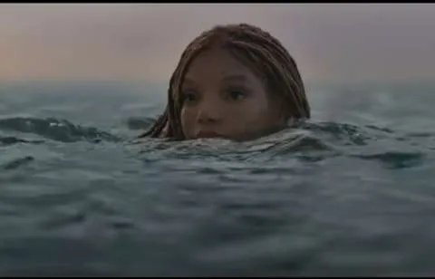 Χάλι Μπέιλι: Περνούσε 13 ώρες την ημέρα στο νερό για τις ανάγκες της ταινίας «Η μικρή γοργόνα»