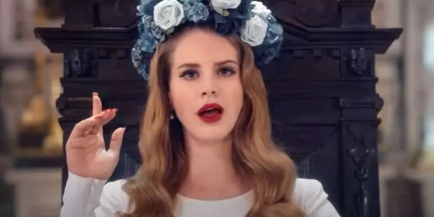 Η Lana Del Rey αρραβωνιάστηκε τον μουσικό διευθυντή Evan Winiker