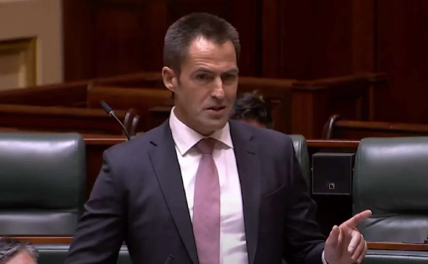Βουλευτής στην Αυστραλία έκανε πρόταση γάμου μέσα στο κοινοβούλιο
