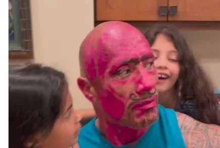 Dwayne Johnson: Άφησε τις κόρες του να τον βάψουν ροζ και το ανάρτησε στο Instagram