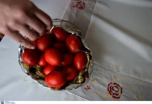 Πάσχα 2023: Πώς να βάψεις κόκκινα αυγά με φυσικό τρόπο και βαφή από παντζάρια