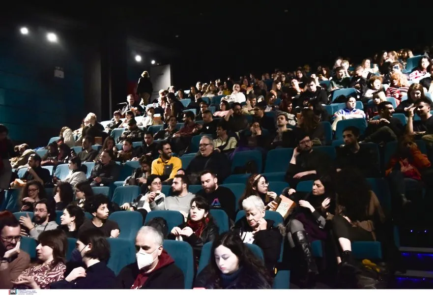 Πλήθος κόσμου στο κάλεσμα στήριξης των κινηματογράφων Ιντεάλ, Άστορ & Ίριδα στο κέντρο της Αθήνας