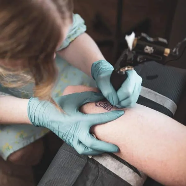 Έκαναν τατουάζ στα ανήλικα παιδιά τους και μετά τους αφαίρεσαν το δέρμα