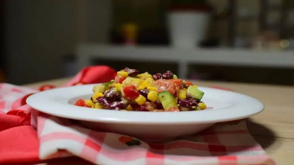 Εύκολες συνταγές: Σαλάτα Μεξικάνα με κόκκινα φασόλια - Η ιδανική επιλογή για τη νηστεία