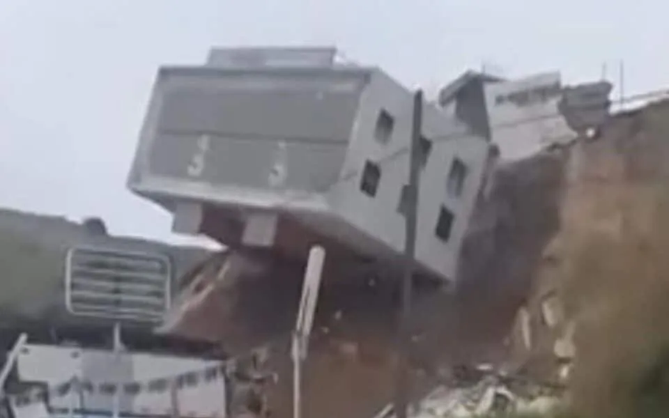 Μεξικό: Κτίριο κατρακυλά σε δρόμο μετά από κατολίσθηση (Βίντεο)