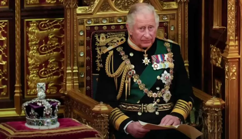 Βασιλιάς Κάρολος: «Θέλει απεγνωσμένα να συμφιλιωθεί» με τον πρίγκιπα Χάρι