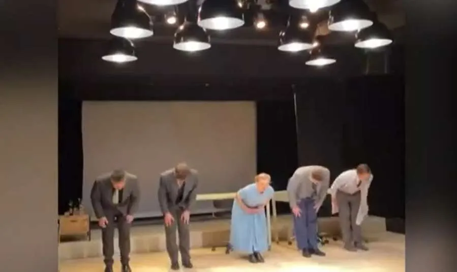 Λένα Δροσάκη - Αλέξανδρος Μπουρδούμης: Η αμήχανη στιγμή την ώρα της υπόκλισης στο θέατρο