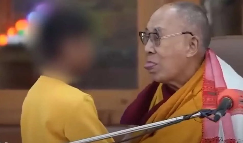 Δαλάι Λάμα: Δημόσια συγγνώμη αφού ζήτησε από ανήλικο παιδί να «ρουφήξει τη γλώσσα του»