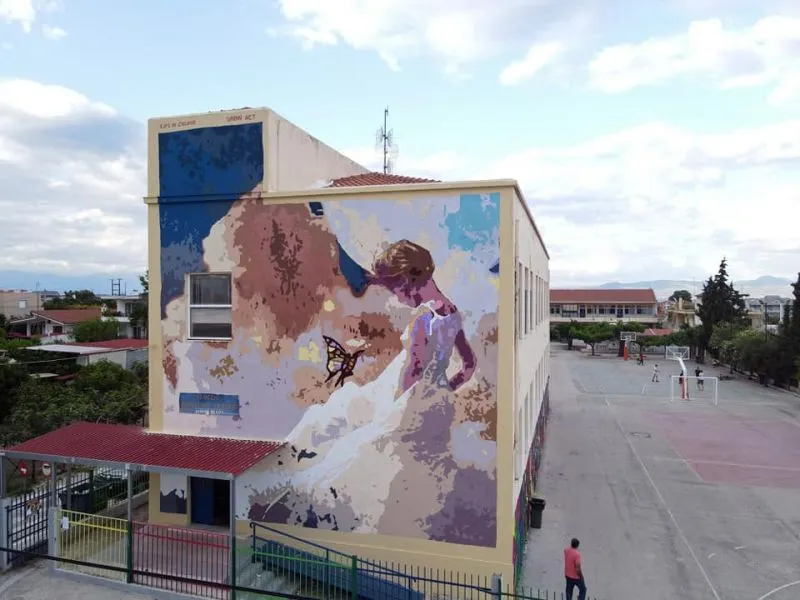 Κορινθία: Γκράφιτι στη μνήμη της δολοφονημένης Γαρυφαλλιάς σε δημοτικό σχολείο