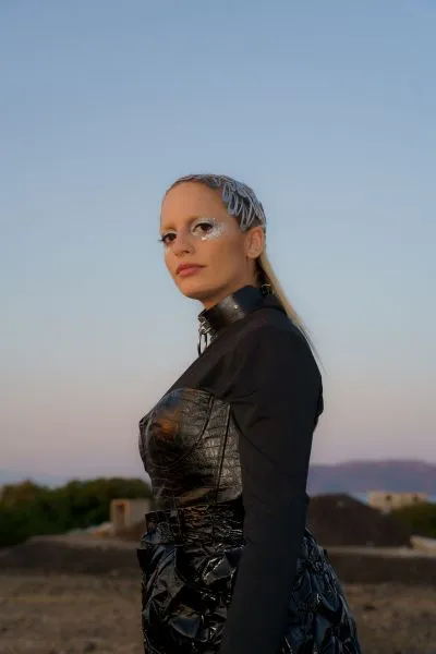Daphne Lawrence - «Άβυσσος»: Νέο Single και Music Video