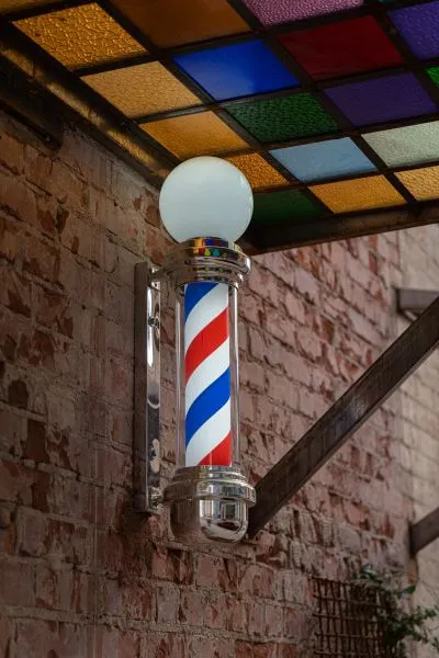 Barber Pole: Τι σημαίνει το σύμβολο που είναι έξω από τα barber shop