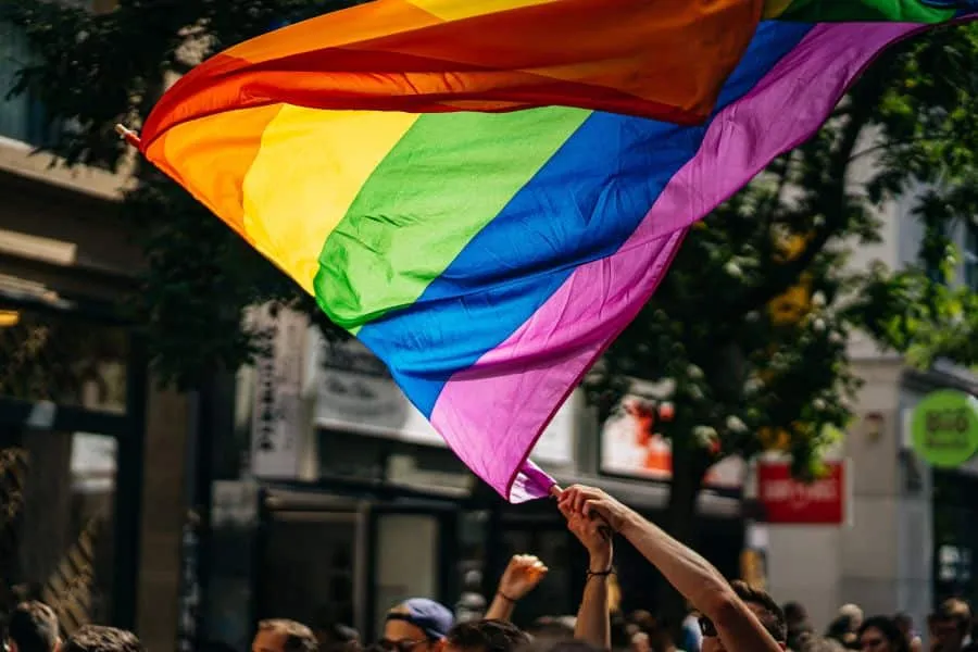 Γκουτέρες: Κάθε επίθεση στα ΛΟΑΤΚΙ+ άτομα αποτελεί επίθεση στα ανθρώπινα δικαιώματα