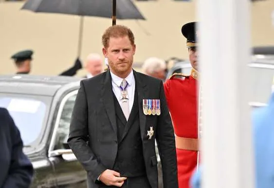 Πρίγκιπας Χάρι: Επιστρέφει εσπευσμένα στη Βρετανία για τον βασιλιά Κάρολο